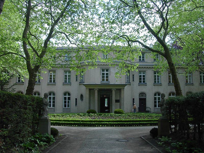 800px-Wannsee_Conference_Villa_picture_4589