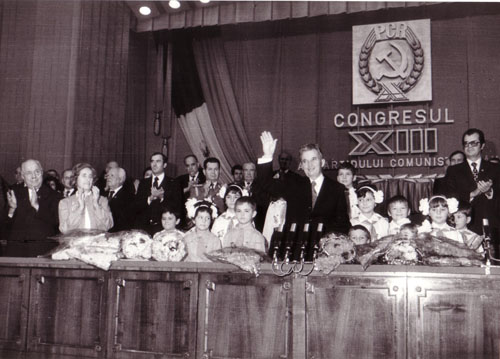 1984_Congresul-al-XIII-le-al-PCR.-Salutul-pionierilor-si-soimilor-patriei