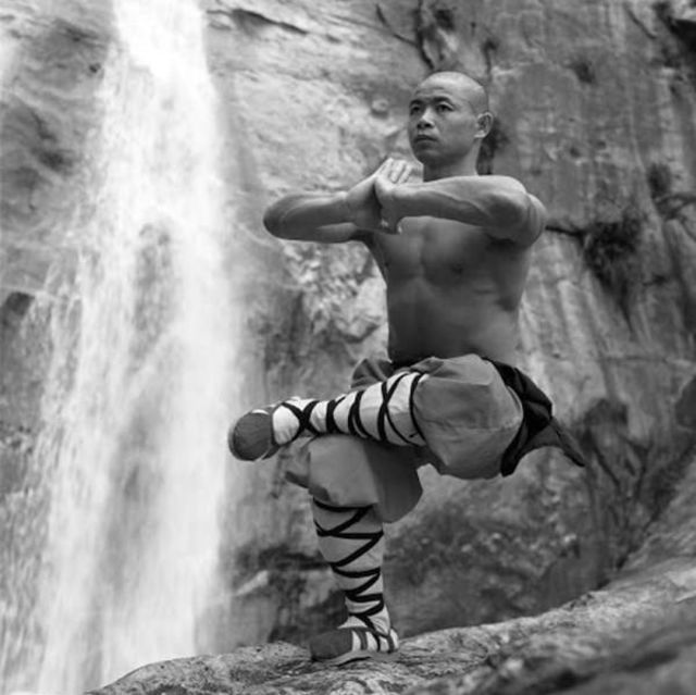 Galerie FOTO: 12 Fotografii AUTENTICE ale CĂLUGĂRILOR SHAOLINI în timp ce învață Kung-Fu. Viața la Templul Shaolin