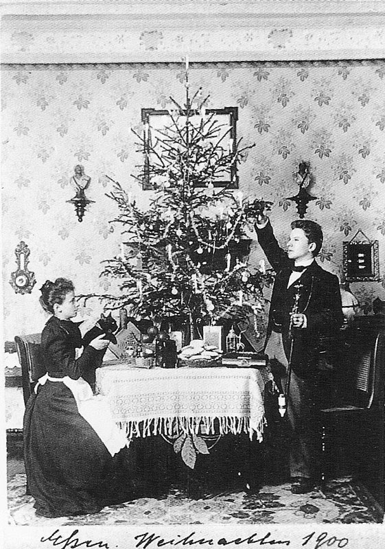 Inedit: Un cuplu german s-a fotografiat în fața bradului de Crăciun din anul 1900 până în anul 1942 (Galerie FOTO)