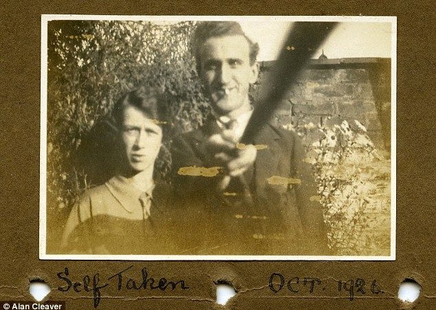 Prima fotografie selfie cu monopod datează din 1926
