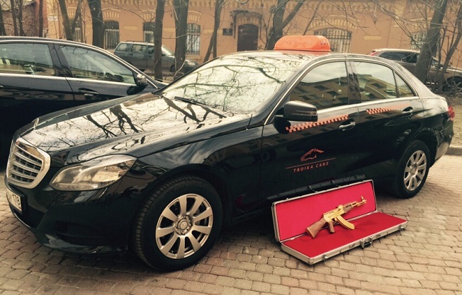 AK-47 din aur masiv, uitat într-un taxi în Rusia